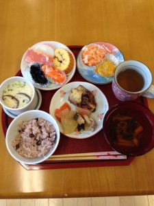 ・昼食～紅白なます・かまぼこ・伊達巻・煮豆・鱈の煮物・大根の煮物 　　　　　　　　　　人参きんぴら・玉子寒天・栗きんとん・茶碗蒸し・赤飯・お吸い物